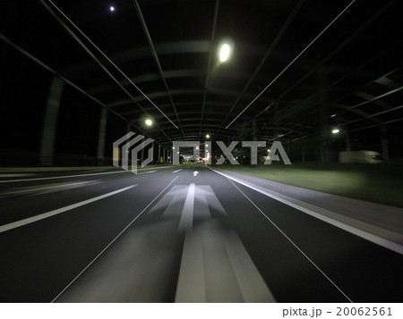 特徴的な屋根を持つ一般道の車線風景 20062561