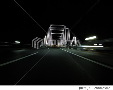 【車載素材】夜の東京ゲートブリッジを走行する風景 20062562