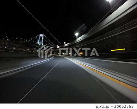 【車載素材】レインボーブリッジを眺めながら東京都心に入る風景 20062565