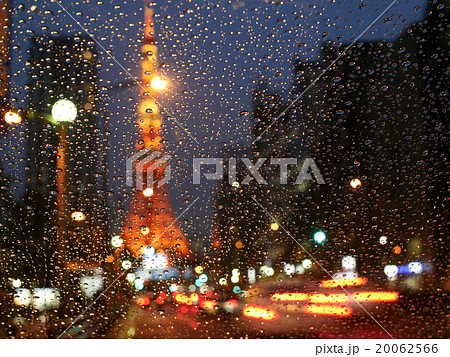 雨の東京タワーと近隣の街並み 20062566