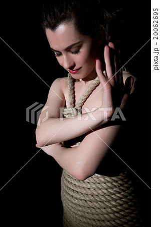 Kinbaku Kinbaku. Image of nude woman tied with jute ropeの写真素材 [20062695] - PIXTA