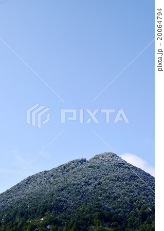 薄雪の三上山と空のコピースペース 薄雪の三上山と空のコピースペース 20064794