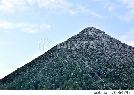 薄雪の三上山と空のコピースペース 20064797