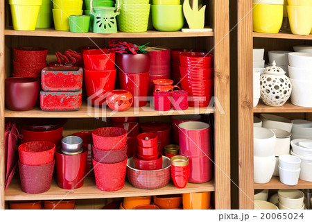 ceramic flowerpots in the florist store 20065024