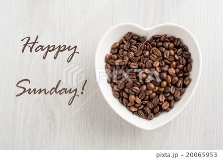 Happy Sunday note and coffee bean in a bowl 20065953