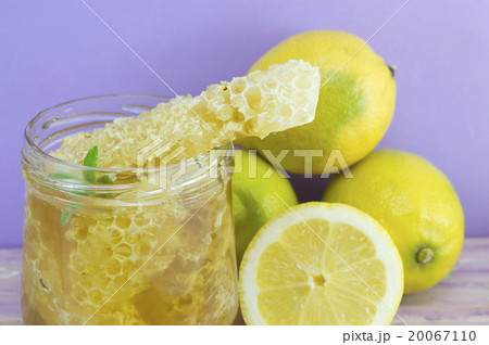 Honeycomb dipper and lemon close up 20067110