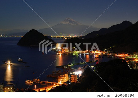 沼津内浦湾の夜景と富士山の写真素材 0694