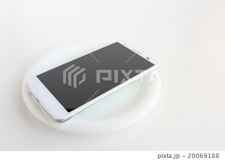 スマートフォンと料理イメージ スマートフォンと料理イメージ 20069188