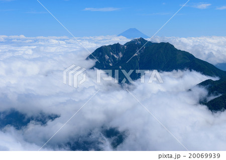 南アルプス　鳳凰三山と富士山 20069939