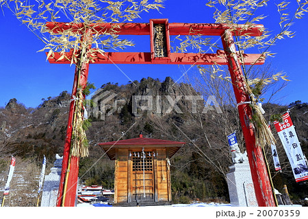 鳥居と岩櫃山 鳥居と岩櫃山 20070359