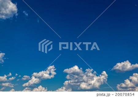 Blue sky with clouds closeup 20070854