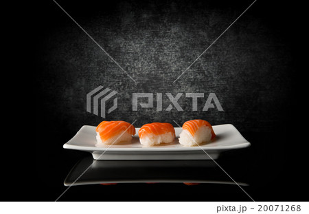 Three sushi on black 20071268
