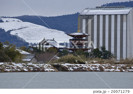 薬師寺と三笠山雪（東塔修理中） 20071279