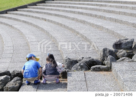 公園で遊ぶ子供たち|幼なじみの後ろ姿ににじむ友情と成長 公園で遊ぶ子供たち|幼なじみの後ろ姿ににじむ友情と成長 20071406
