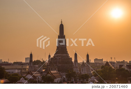 Wat Arun Temple bangkok Thailand at sunset 20071460