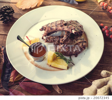 Close up of grilled pork ribs with lemon, sauce 20072345