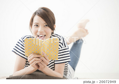 本を読む女性 20代 カジュアル 読書 の写真素材 20072949 Pixta