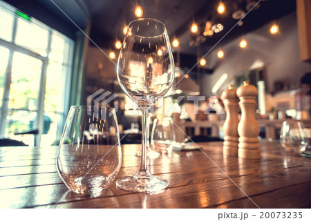 Close up picture of empty glasses in restaurant 20073235