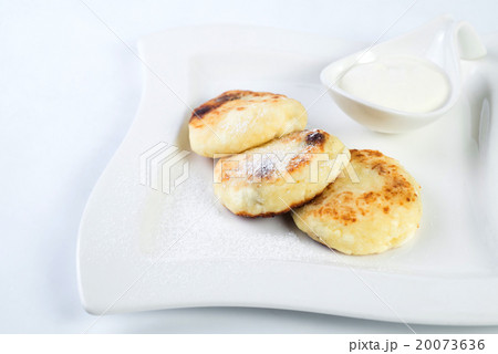 Rustic dessert, cheesecakes on a plate, with sour 20073636