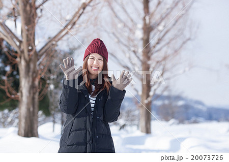 雪景色とミドルの女性 20073726