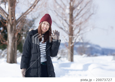雪景色とミドルの女性 雪景色とミドルの女性 20073727