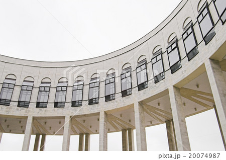 Curved Gallery 20074987