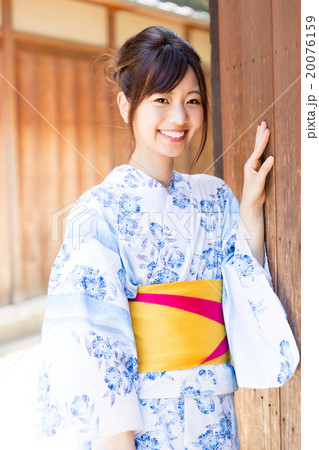 浴衣を着た女性 20076159