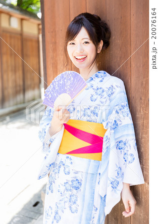 浴衣を着た女性 浴衣を着た女性 20076164