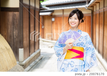 浴衣を着た女性 20076170