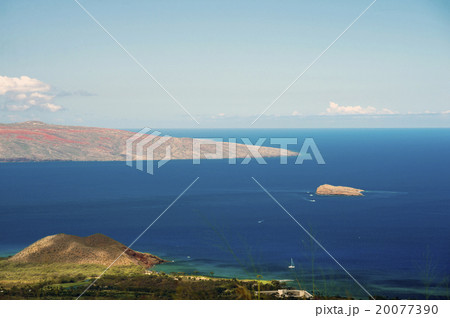 マウイ島ピイラニハイウェイからカホオラウェ島とモロキニ島を望む-1 20077390