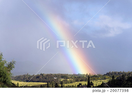 マウイ島に掛かる虹、ハワイ-1 20077398