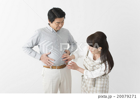 夫のメタボに驚く妻 20079271