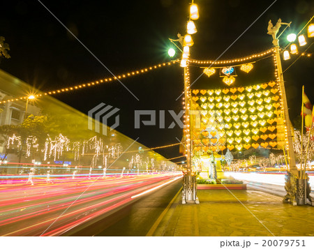 Road light movement along Rajdamnoen avenue 20079751