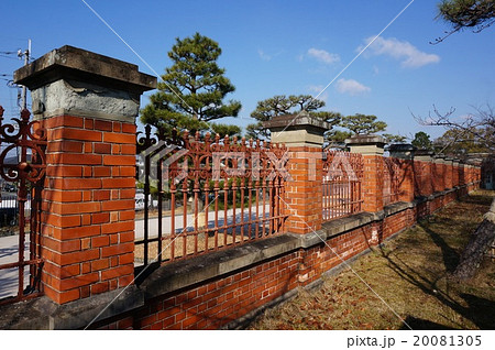 京都国立博物館正門横のレトロな赤煉瓦塀の写真素材 20081305 Pixta