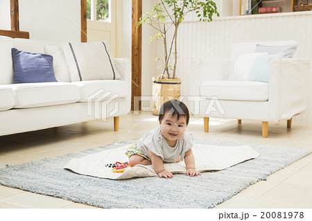 ポートレート　笑顔の赤ちゃん 20081978