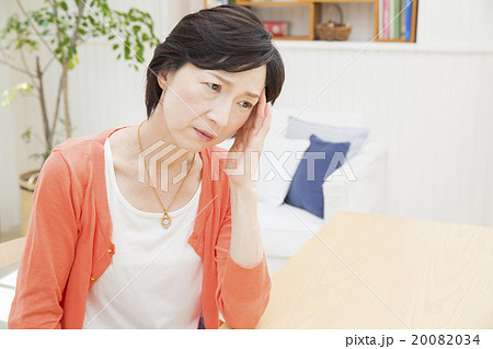 ポートレート　こめかみをおさえるミドル女性 20082034