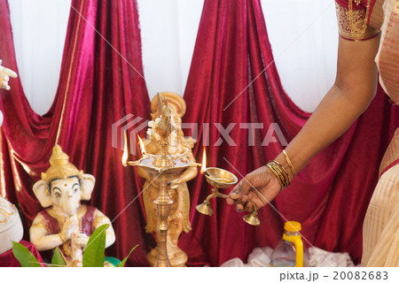 Lighting up the metal oil lamp Lighting up the metal oil lamp 20082683