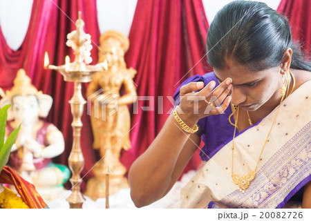 Hindu woman putting bindi 20082726