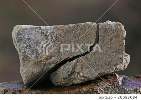 割れた岩  割れた岩  20083084