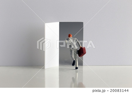 駆け込むビジネスマン　 20083144