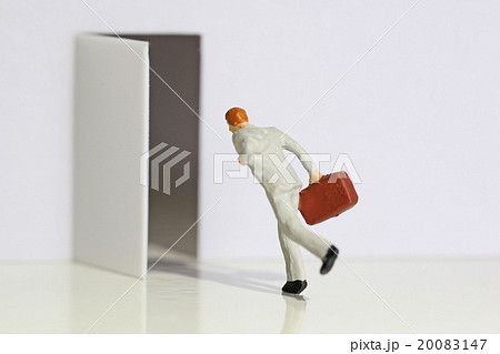 駆け込むビジネスマン　 20083147