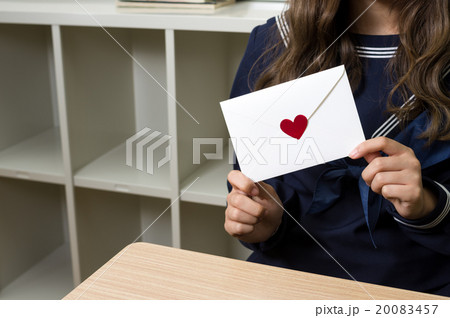 手紙を持つ女子中高生イメージ 告白 ラブレター 恋愛 イメージの写真素材 0457