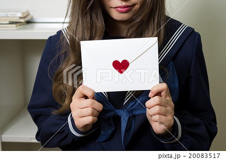手紙を持つ女子中高生イメージ 告白 ラブレター 恋愛 イメージ 正面 計画通りの写真素材 0517