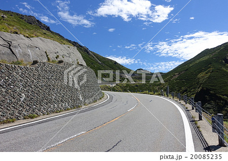 乗鞍スカイラインを上っている途中、森林限界を超えてもまだ上る 乗鞍スカイラインを上っている途中、森林限界を超えてもまだ上る 20085235