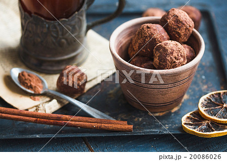 Raw chocolate candy with nuts, figs and citrus 20086026