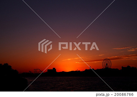 写真素材:夕焼けの遊園地 横 写真素材:夕焼けの遊園地 横 20086766