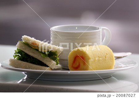 Sandwich roll cake and cup of coffee Sandwich roll cake and cup of coffee 20087027