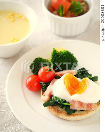 ホウレンソウと温泉卵のマフィン ランチ（ハイアングル） 20088801