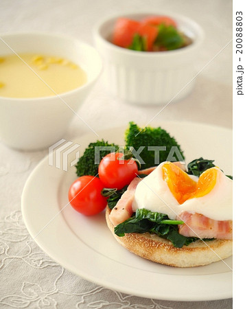 ホウレンソウと温泉卵のマフィン ランチ（縦位置） 20088803