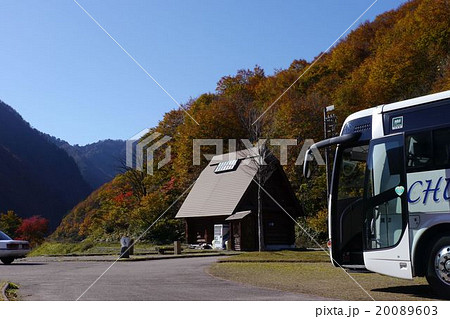 公園の駐車場で待機する観光バス 20089603
